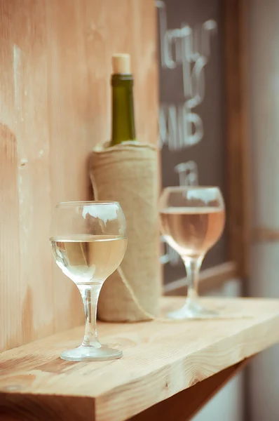 Келихи для вина та пляшки вина — стокове фото