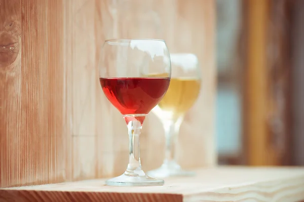 Par de copos de vinho com vinho tinto e branco — Fotografia de Stock