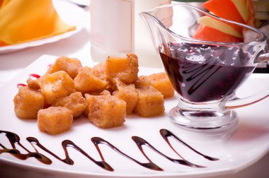 derin kızarmış Peynirli cips ve sos