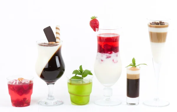 Gustosa gelatina colorata con caffè, bacche e frutta su sfondo bianco — Foto Stock
