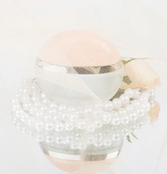 Flacon de parfum pour mariée et perles de perles — Photo