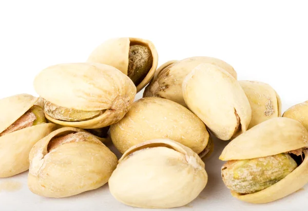 Pimpernoten (pistaches) heap tegen witte achtergrond — Stockfoto