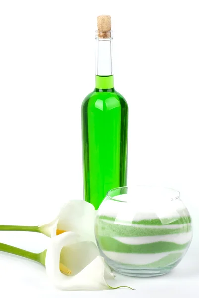 Schoonheid Wellness oliën en zout met witte callas op witte achtergrond — Stockfoto