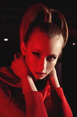 Kırmızılı kadın