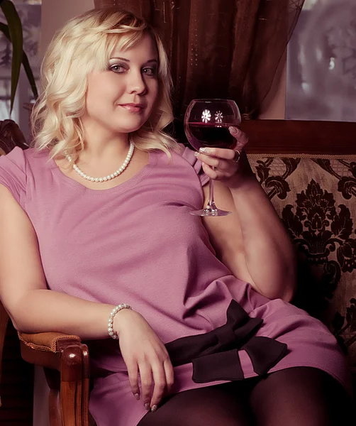 Gyönyörű szőke iszik bor — Stock Fotó