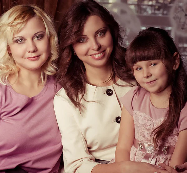 Счастливая семья, молодая красивая мать, тетя и ее маленькая дочь — стоковое фото