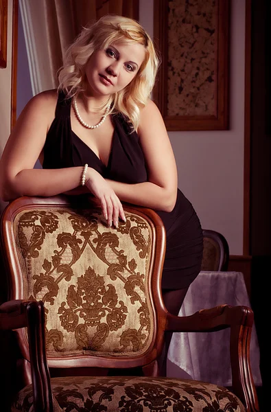 Porträtt av en vacker blondin — Stockfoto