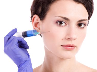 güzel kadın bir enjeksiyon yüzüne alır.