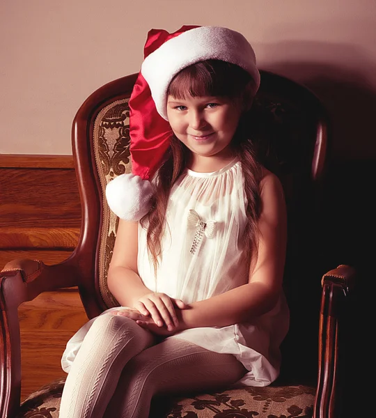Маленькая девочка в шляпе Санты — стоковое фото