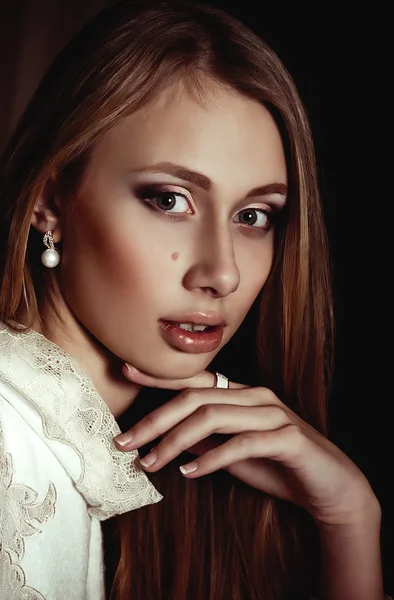 Retrato de una hermosa joven con maquillaje en joyas de lujo —  Fotos de Stock