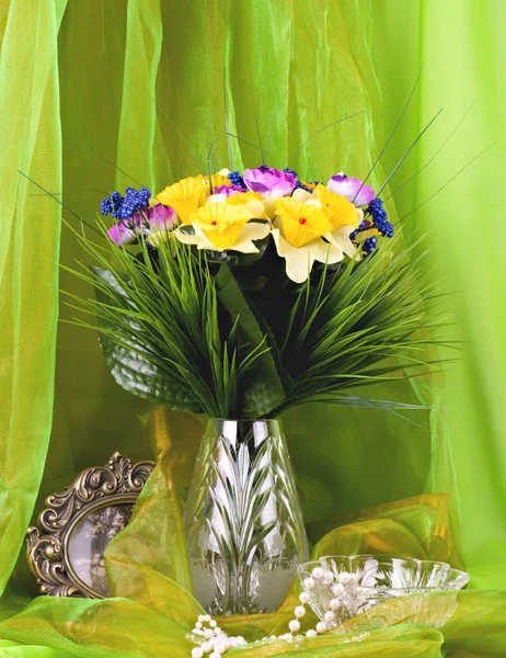 Bukiet kwiatów na stole — Zdjęcie stockowe