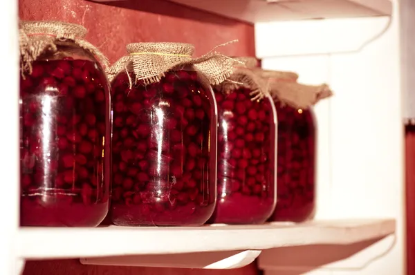 Potten met cherry vruchtenmoes — Stockfoto