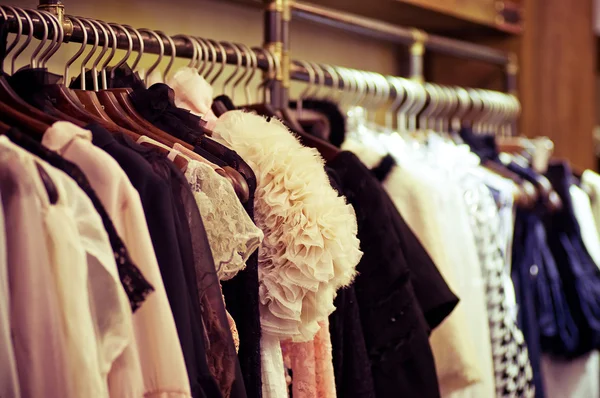 Modekleidung hängt am Kleiderbügel — Stockfoto