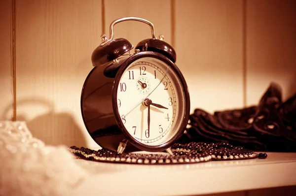 Reloj vintage sobre mesa de madera — Foto de Stock
