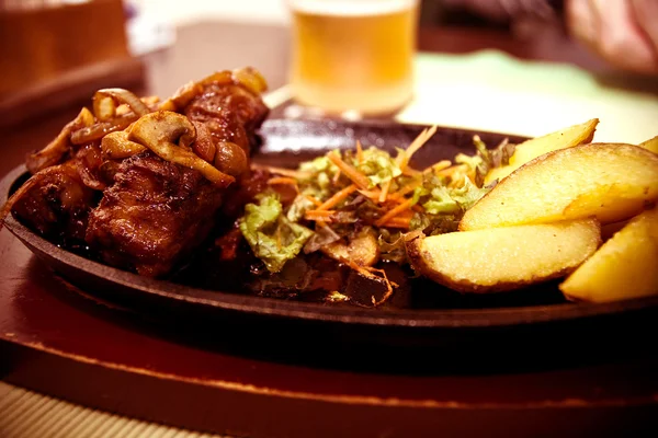 Batatas fritas com carne — Fotografia de Stock