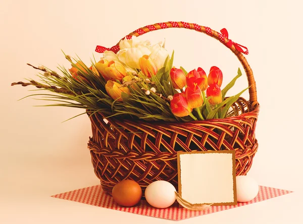 Świeże tulipany i pisanki — Zdjęcie stockowe