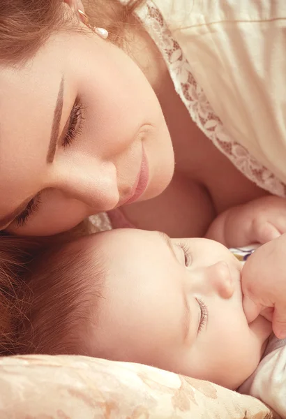 Madre besando a su recién nacido — Foto de Stock