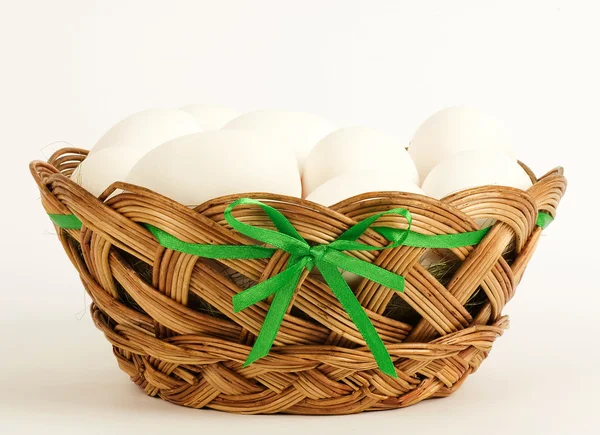 Eier im Korb auf weiß — Stockfoto