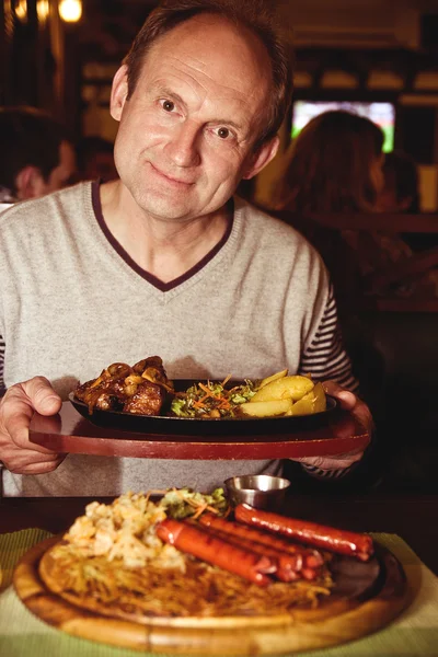 Mann mit Würstchen — Stockfoto