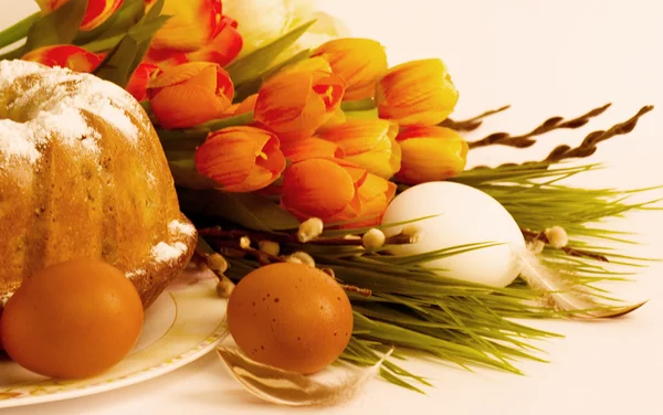 Pastel tradicional de Pascua y huevos de Pascua con flores — Foto de Stock