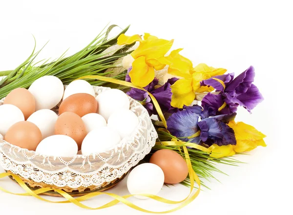 Cesta com ovos de Páscoa e flores de primavera — Fotografia de Stock