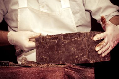 büyük lezzetli çikolata parçası olan adam