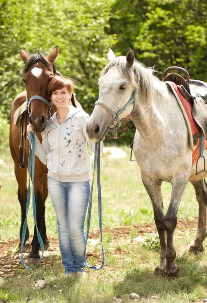 Retrato de menina com dois cavalos — Fotografia de Stock