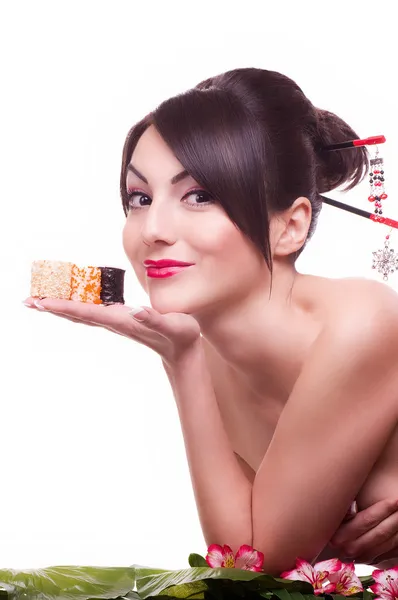 Junge schöne Frau mit japanischen Sushi-Rollen, isoliert auf weißem Hintergrund — Stockfoto