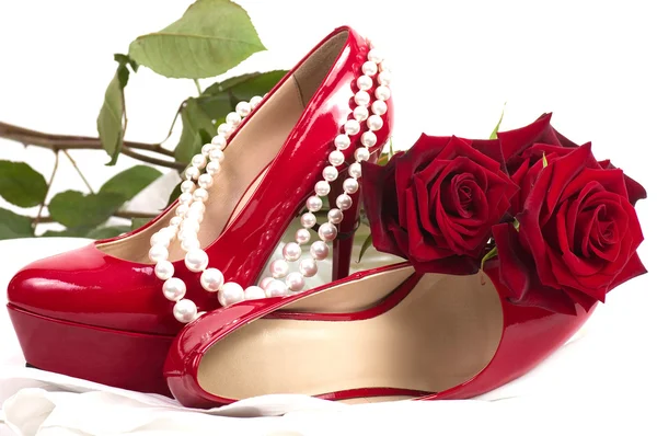 Le belle scarpe da sposa, pizzo e fiori — Foto Stock