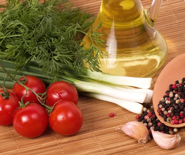 Olivenöl, Tomaten und anderes Gemüse — Stockfoto