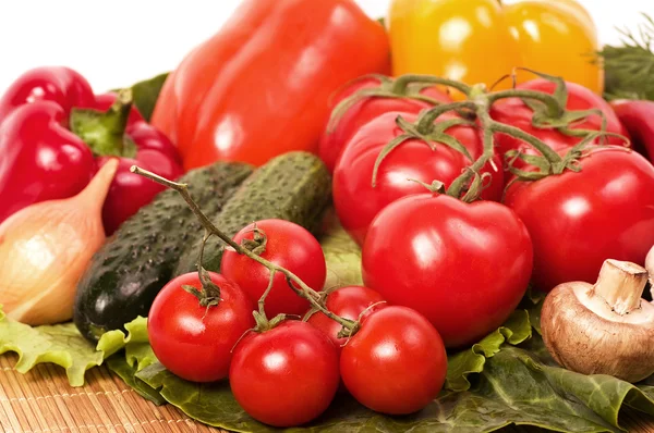 Tomates et autres légumes sur un blanc — Photo