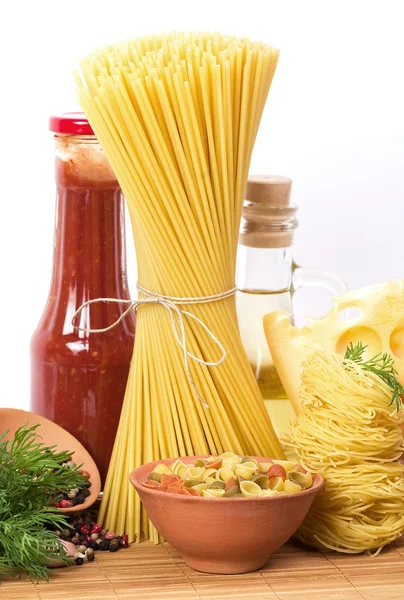 Tomaten en spaghetti pasta in glas — Stockfoto