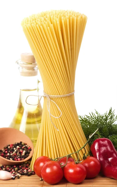 Spaghetti met tomaten en fruit — Stockfoto