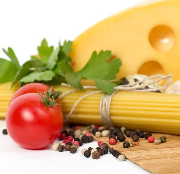 Italian raw pasta with tomatoes, cheese and spices — Stock Photo, Image