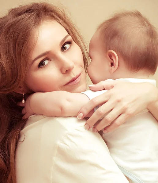 Fiatal, boldog anya baba — Stock Fotó