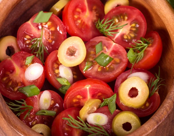 Tomatensalade met ui en olijven — Stockfoto