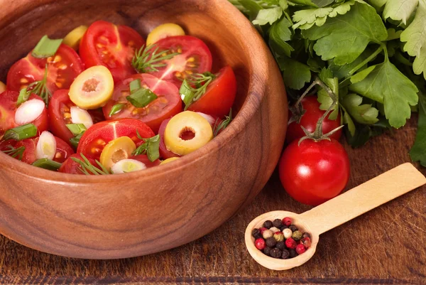 Салат из помидоров с луком и оливками — стоковое фото