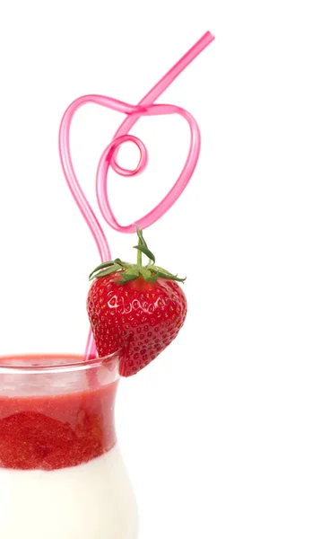 Cocktail di succo fresco con fragola in un bicchiere — Foto Stock