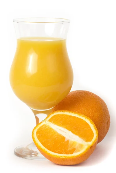 Коктейли из свежих фруктовых соков с апельсином в стакане — стоковое фото