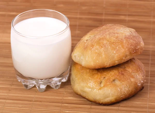 Baking cake and milk on background — Stock Photo, Image