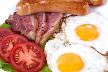 Domuz pastırması ve sosisli sahanda yumurta