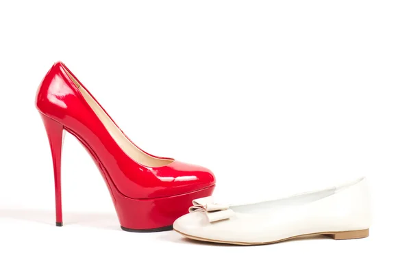 Sexy scarpe femminili alla moda su sfondo bianco — Foto Stock