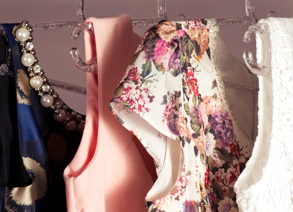 Kleur modieuze kleding in mantel-kamer — Stockfoto