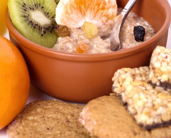 Ciotola di cereali e frutta — Foto Stock
