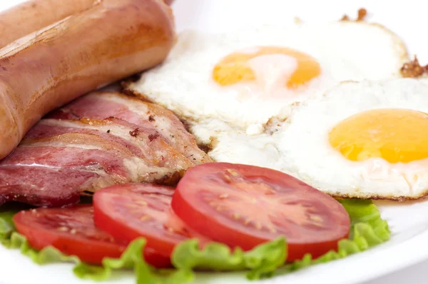 Smažené vejce se slaninou a klobásou — Stock fotografie