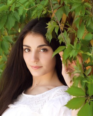 Bahar bahçesinde güzel genç bir kadın