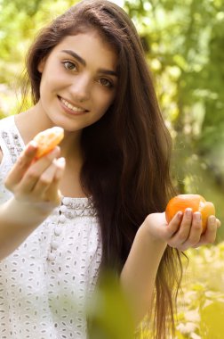 Bahar bahçesinde güzel genç bir kadın