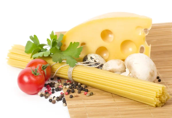 Pasta italiana cruda con tomates, queso y especias — Foto de Stock
