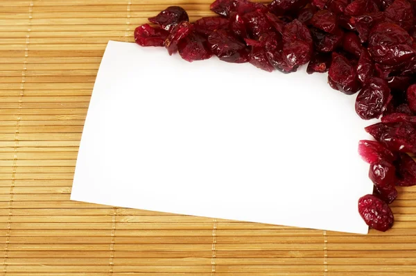 Cranberry saboroso com papel branco em branco — Fotografia de Stock