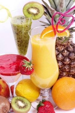 cócteles con vitamina en un vaso de jugo de fruta fresca